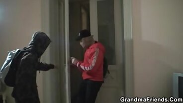 Мързеливият еротични секс филми Лари намери Мащеха с вибратор