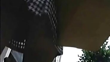 Извиваната МИЛФ с щипка е самостоятелна фея порно филми безплатни в кухнята!