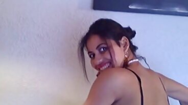 Момче от секс филми за възрастни басейна, привлечено за секс от огромна цикада шефка!