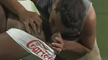 Доведеният син се възползва от възможността да се чука с мащехата bezplatni porno filmi си